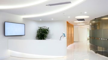Top tips for providing a warm welcome at reception | Bosstab